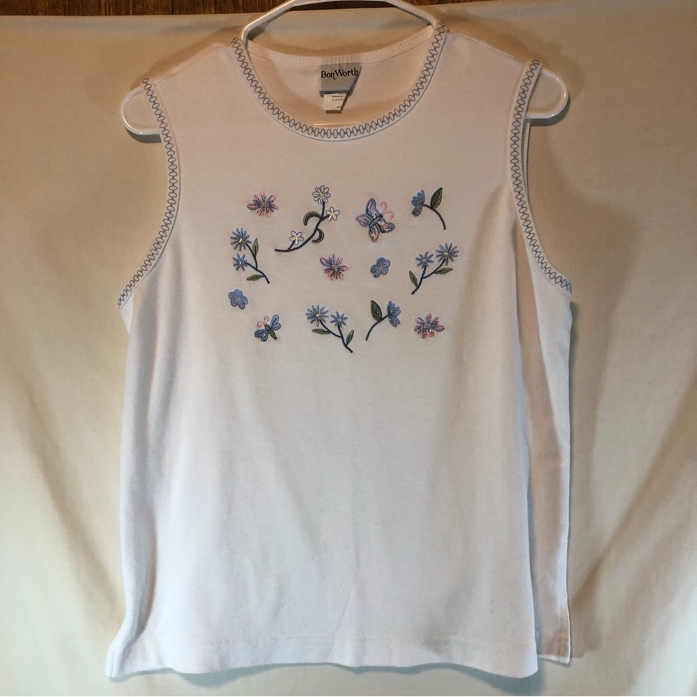 Bon Worth Women’s white sleeveless top with embroidery trim and Flowers M petite
